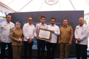 Menteri Imipas, Agus Andrianto, memberikan penghargaan sekaligus promosi kepada Abdurahman M. Tuki, ASN pada Kantor Imigrasi Kelas II Non-TPI Banggai. 