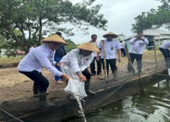 Kakanwil Ditjenpas Kalbar Tebar 1.000 Benih Ikan di SAE Lapas Ketapang