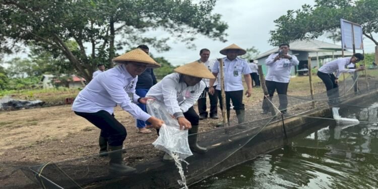 Kakanwil Ditjenpas Kalbar Tebar 1.000 Benih Ikan di SAE Lapas Ketapang