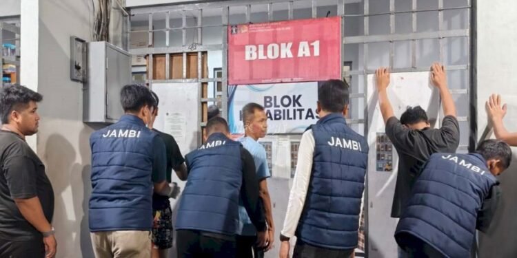 Kakanwil Ditjenpas Jambi Hidayat Pimpin Razia Blok Hunian di Lapas Jambi