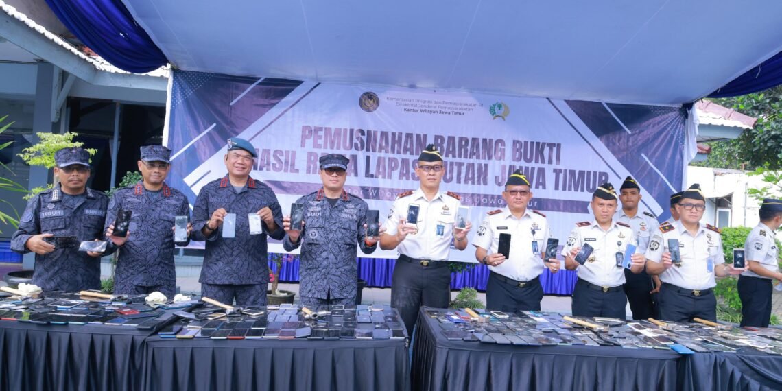 Ratusan Handphone Dimusnahkan, Ikrar Bersih Narkoba Ditegaskan Pemasyarakatan Jawa Timur