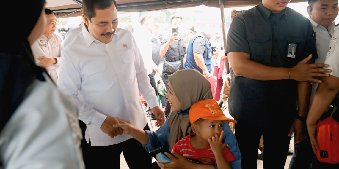 Menteri Imipas Bagi Ribuan Sembako, Layanan Kesehatan Gratis Disambut Antusias