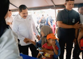 Menteri Imipas Bagi Ribuan Sembako, Layanan Kesehatan Gratis Disambut Antusias