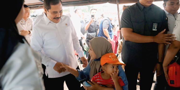 Menteri Imipas Bagi Ribuan Sembako, Layanan Kesehatan Gratis Disambut Antusias